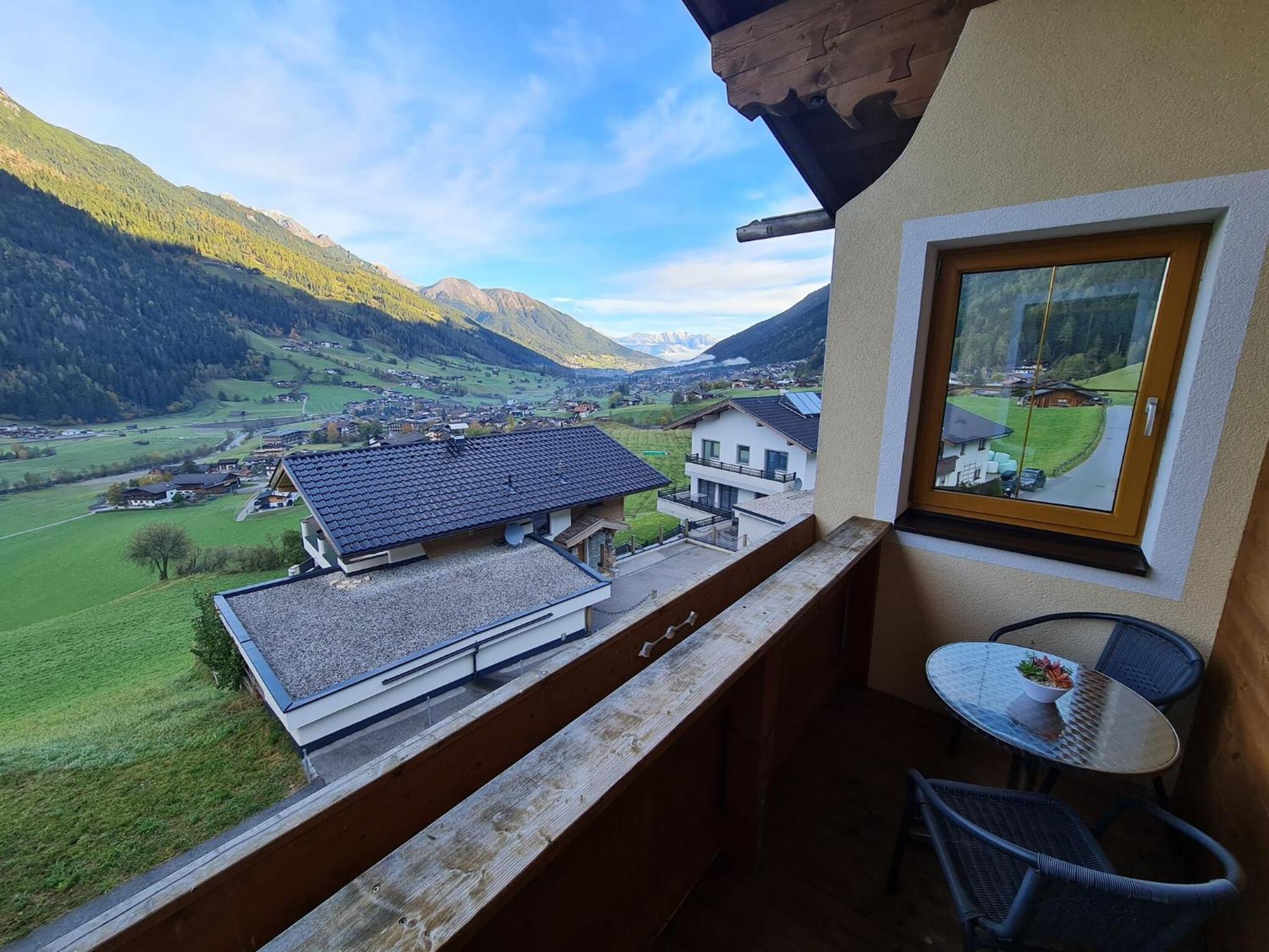 Plush Apartment With Mountain Views Neustift im Stubaital Exteriör bild